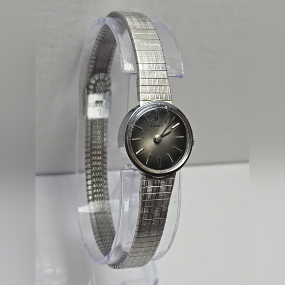 1974 Vintage Womens Timex Chrome Plated 17 Jewels Manual Wind Watch Petite Runs - Picture 3 of 10